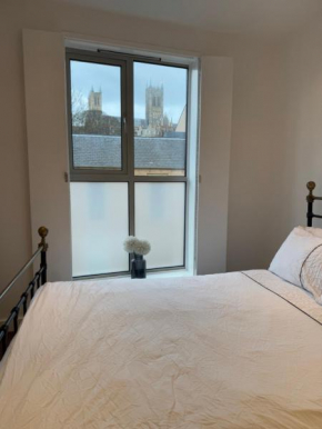 Central, modern and peaceful, lovely Cathedral views, two-bed apartment with 40